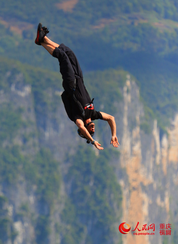 28日，2016世界低空跳傘大賽在重慶云陽龍缸景區(qū)正式開賽。圖為選手角逐中。劉政寧 攝