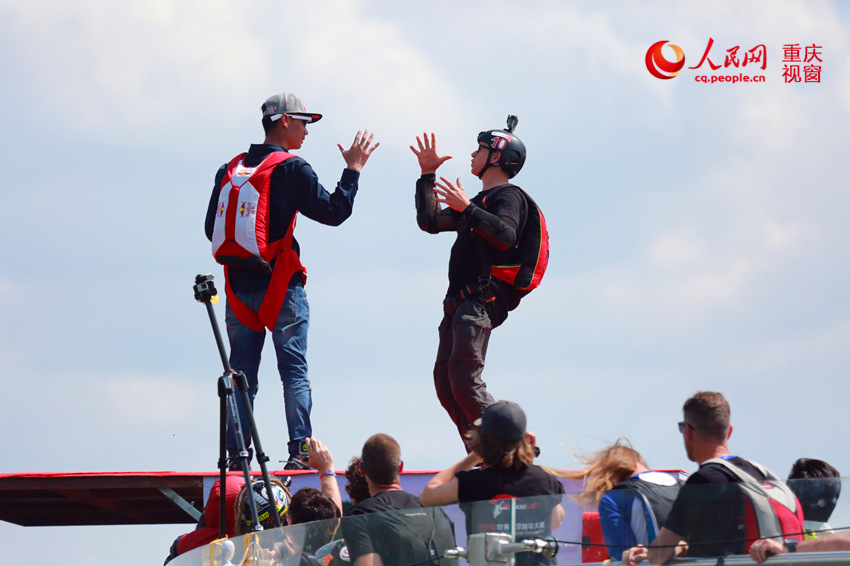 28日，2016世界低空跳傘大賽在重慶云陽龍缸景區(qū)正式開賽。圖為選手角逐中。劉政寧 攝