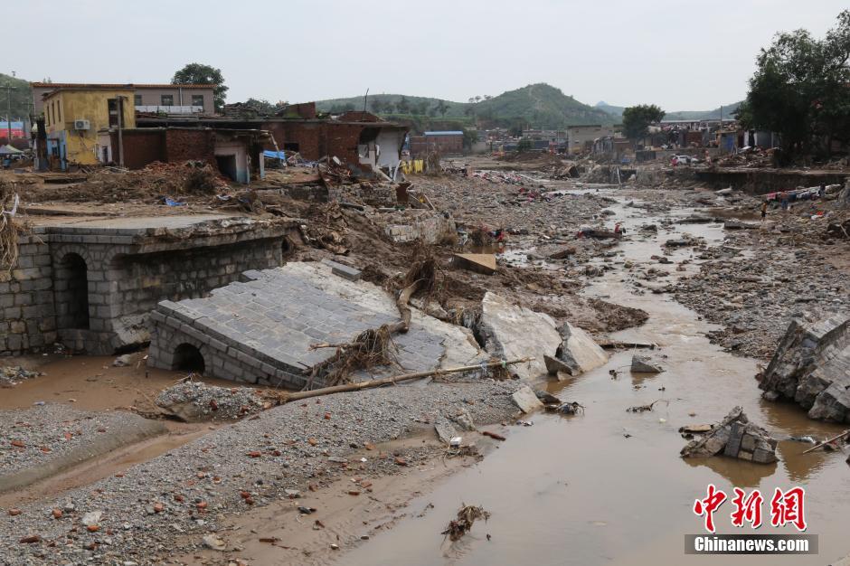 圖為都里鎮(zhèn)被洪水沖斷的橋梁。