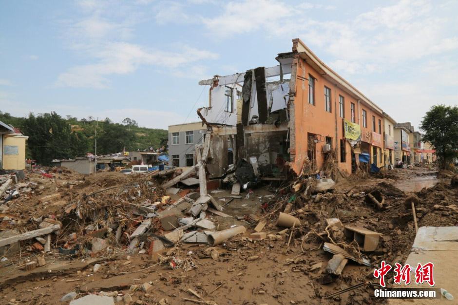 圖為被洪水沖垮的小樓。