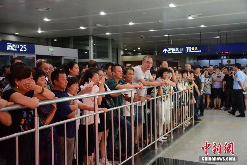 當(dāng)日18時許，前來接機(jī)的家屬陸續(xù)來到大連機(jī)場，等候著其他親屬帶著親人骨灰“回家”。