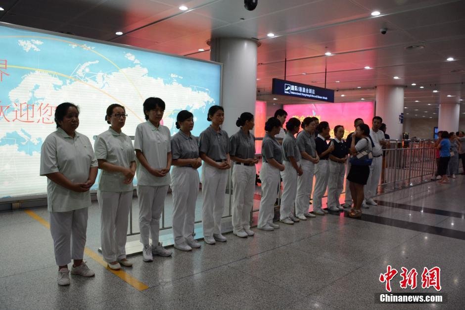 圖為臺灣慈濟(jì)慈善基金會大連聯(lián)絡(luò)處工作人員等候罹難者家屬。