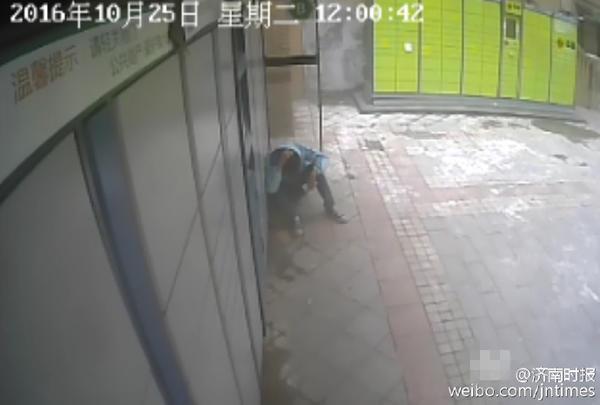 濟(jì)南18歲快遞小哥遭客戶暴打 疑因快遞柜打不開(kāi)