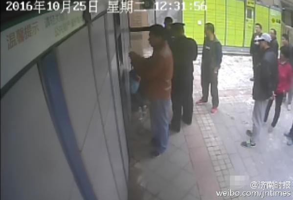 濟(jì)南18歲快遞小哥遭客戶暴打 疑因快遞柜打不開(kāi)