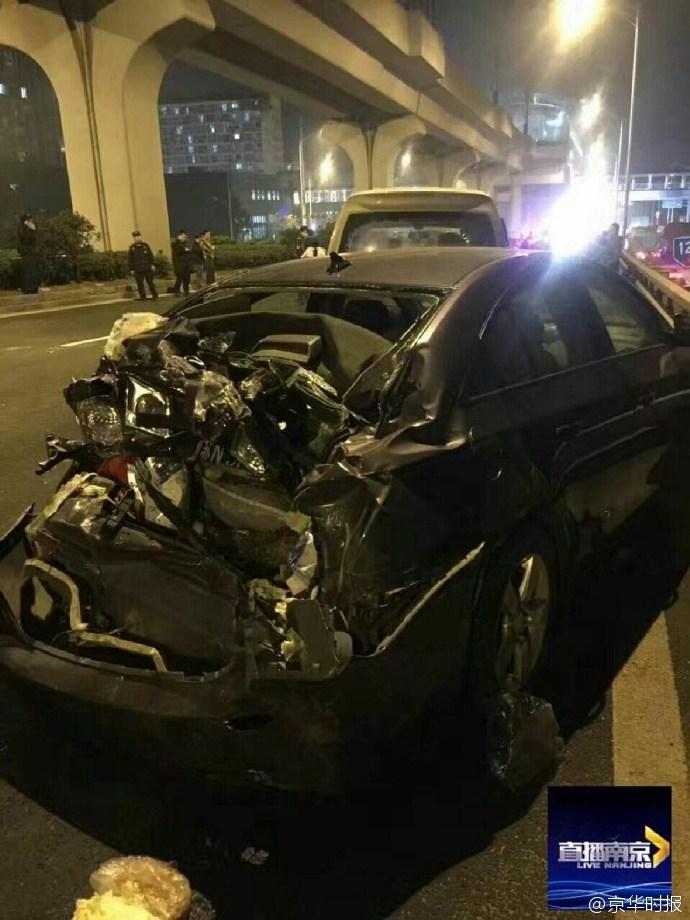 南京一大貨車剎車失靈 連撞17輛車 南京一大貨車剎車失靈 連撞17輛車