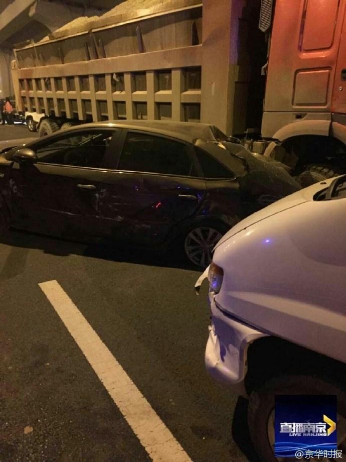 南京一大貨車剎車失靈 連撞17輛車 南京一大貨車剎車失靈 連撞17輛車