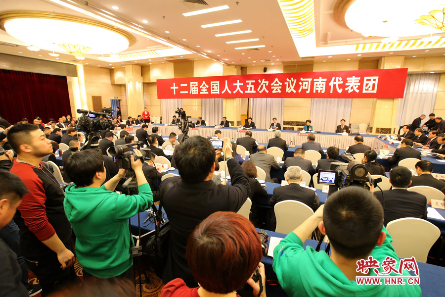 記者擠滿了媒體區(qū)，前來聽取河南“聲音”