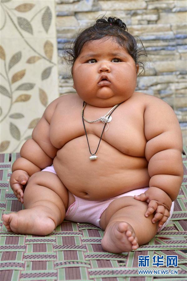 4月17日，在印度阿姆利則，女孩查哈特在家中。