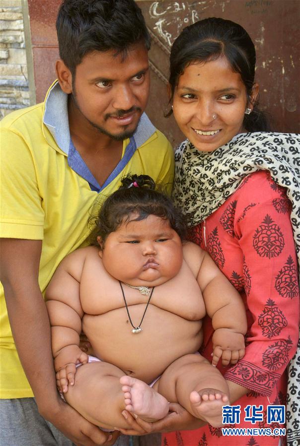4月17日，在印度阿姆利則，女孩查哈特（中）和父母在家中。