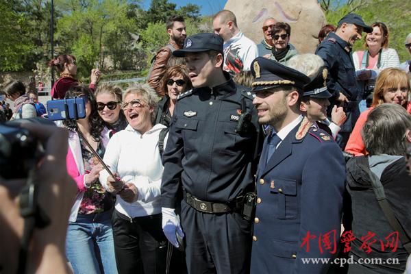 游客與聯(lián)合巡邏的中意警察合影。本網(wǎng)記者 陳路坤 攝