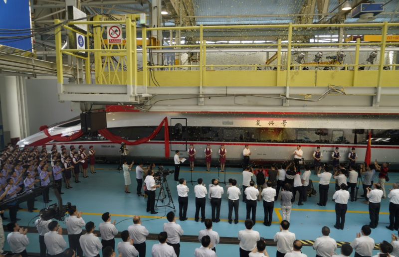 當(dāng)日，由中國鐵路總公司牽頭組織研制、具有完全自主知識(shí)產(chǎn)權(quán)、達(dá)到世界先進(jìn)水平的中國標(biāo)準(zhǔn)動(dòng)車組被命名為“復(fù)興號(hào)”。“復(fù)興號(hào)”將于6月26日在京滬高鐵兩端的北京南站和上海虹橋站雙向首發(fā)。