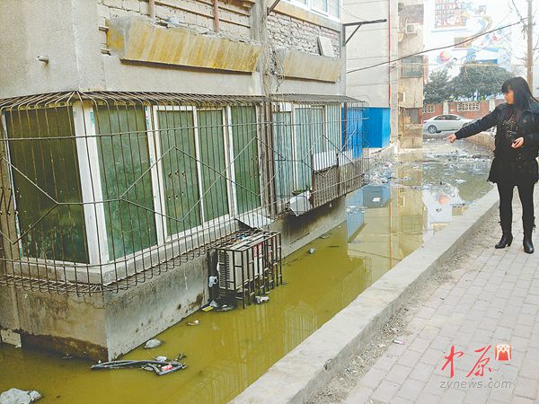 　　居民看著污水溝滿是無(wú)奈。