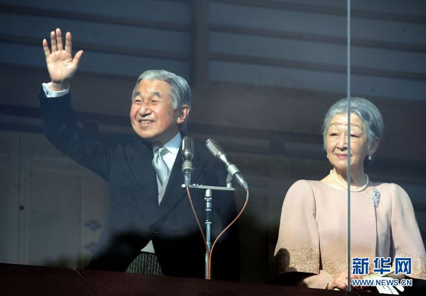 當(dāng)?shù)貢r(shí)間12月23日，在位于日本東京的皇宮，日本明仁天皇向民眾致意。