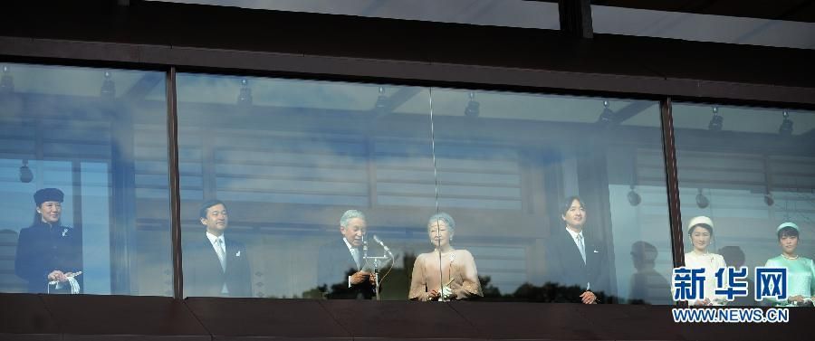 當(dāng)?shù)貢r(shí)間12月23日，在位于日本東京的皇宮，日本明仁天皇在皇族的陪同下發(fā)表生日感言。