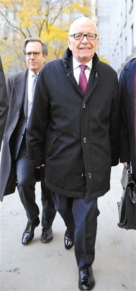 20日，默多克走出法庭。