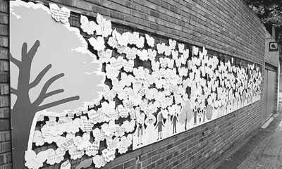 參觀者們在戰(zhàn)爭與女性人權博物館的留言墻上貼滿了留言 參觀者們在戰(zhàn)爭與女性人權博物館的留言墻上貼滿了留言