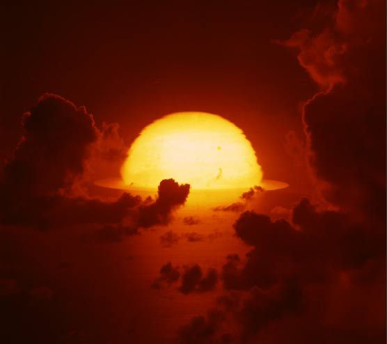 1961年，南太平洋上空，氫彈爆炸后的大火球開始擴散。