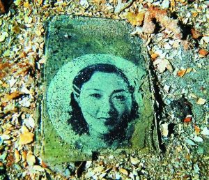 一名年輕女子的照片，很可能是當(dāng)年士兵的家人。