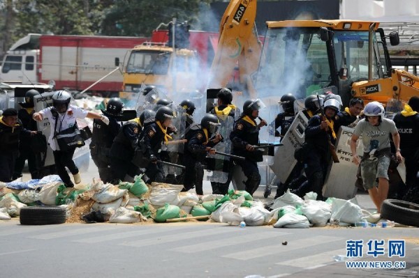 當(dāng)?shù)貢r(shí)間2月18日，泰國(guó)曼谷警方與示威者發(fā)生沖突。