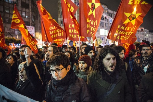 當(dāng)?shù)貢r間2014年2月25日，土耳其伊斯坦布爾，總理涉腐錄音引發(fā)全國抗議，要求本屆政府下臺。