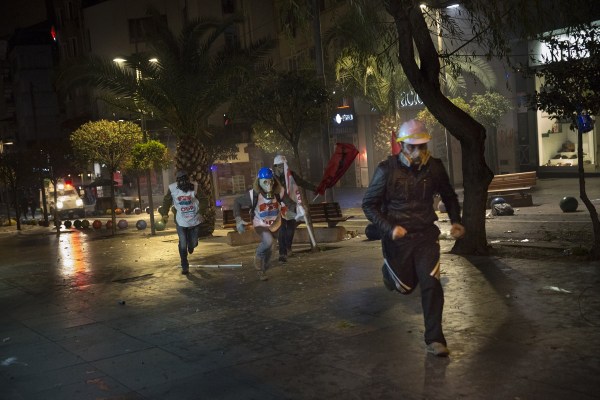 當(dāng)?shù)貢r間2014年2月25日，土耳其伊斯坦布爾，總理涉腐錄音引發(fā)全國抗議，要求本屆政府下臺。