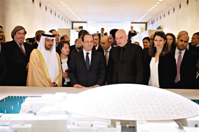 4月29日，法國總統(tǒng)奧朗德（中）和阿布扎比文化遺產(chǎn)委員會主席蘇爾坦親王（左）一起觀看“阿布扎比盧浮宮”建筑模型。盧浮宮計劃打造“阿布扎比盧浮宮”，以推廣法國文化。