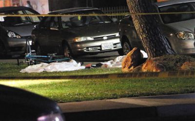 5月23日在美國加州大學(xué)圣巴巴拉分校附近的槍擊現(xiàn)場(chǎng)拍攝的死者遺體。