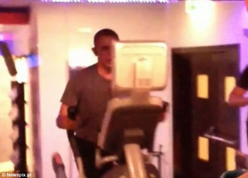 奧巴馬安?，F(xiàn)漏洞舉啞鈴健身時遭偷拍（組圖）（4）