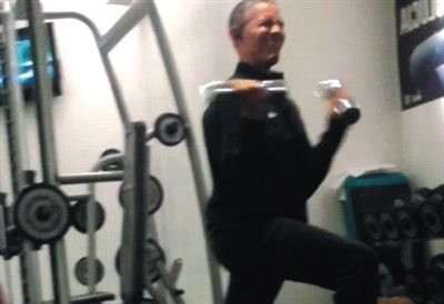 奧巴馬舉啞鈴時“不注意形象的表情”。