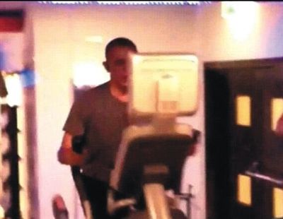 酒店健身中心，橢圓機上鍛煉的奧巴馬。