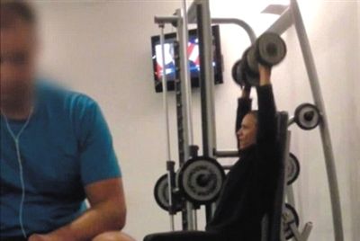 畫面中能看到健身房還有“其他人”。視頻截圖