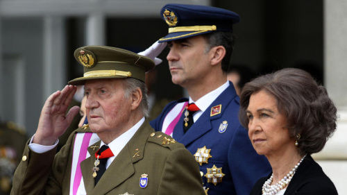 資料圖：西班牙國王胡安·卡洛斯一世（左）與其子費利佩王儲（中）。