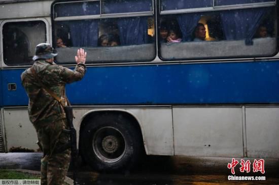 烏克蘭頓涅茨克，烏克蘭政府軍對當(dāng)?shù)爻掷m(xù)炮擊，民眾為躲避戰(zhàn)火，紛紛登上列車離開。