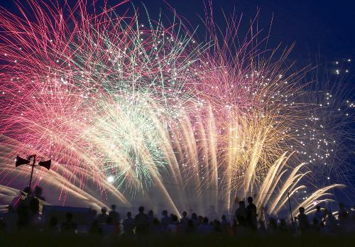 日本關(guān)東甲信地區(qū)當(dāng)天發(fā)布了梅雨期結(jié)束的消息，東京都葛飾區(qū)的江戶川河川敷當(dāng)晚舉行了煙花大會(huì)，約13000束煙花在夜空中綻放。（網(wǎng)頁(yè)截圖）