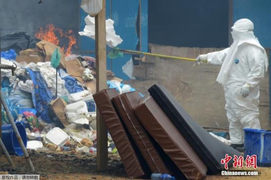 當(dāng)?shù)貢r(shí)間2014年9月3日，利比里亞蒙羅維亞，約翰·菲茨杰拉德·肯尼迪醫(yī)院的醫(yī)護(hù)人員和病人。9月1日