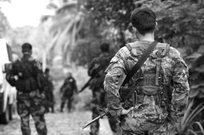 2009年12月13日，在菲律賓南阿古桑省，菲律賓安全部隊(duì)人員在一處現(xiàn)場(chǎng)警戒。圖/CFP