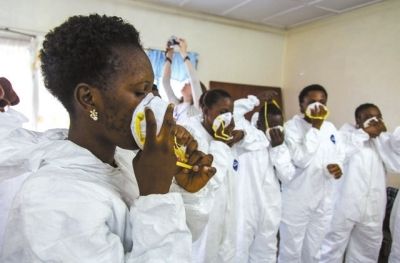 9月18日，塞拉利昂護士接受使用埃博拉防護裝備培訓(xùn)。新華社發(fā)