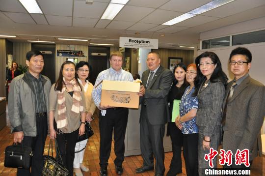 多倫多華人寄三千多封簽名信支持孔子學(xué)院。 多倫多華人寄三千多封簽名信支持孔子學(xué)院。
