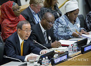 為應(yīng)對埃博拉疫情，秘書長潘基文主持召開高級別會議。