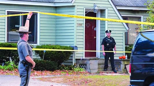 8日，紐約州當(dāng)?shù)鼐旆怄i案發(fā)現(xiàn)場(chǎng)。