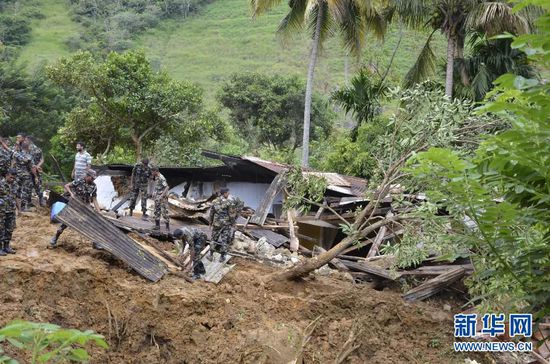 10月29日，斯里蘭卡救援部隊(duì)抵達(dá)山體滑坡災(zāi)區(qū)展開救援。