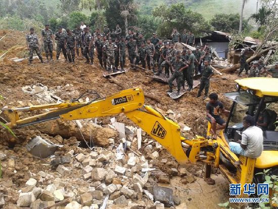 　10月29日，斯里蘭卡救援部隊(duì)抵達(dá)山體滑坡災(zāi)區(qū)展開救援。