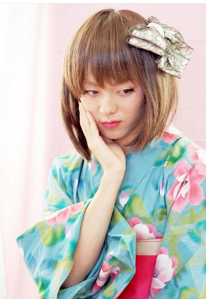 日本男子學(xué)校舉辦“?；ā贝筚?參賽者須男扮女裝