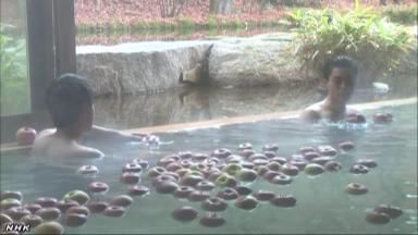 一個個蘋果漂浮在浴槽內(nèi)（NHK網(wǎng)頁截圖）。
