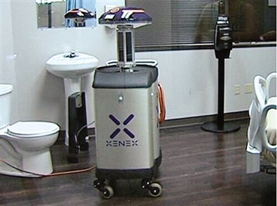 可通過(guò)發(fā)射紫外線(xiàn)對(duì)房間消毒的機(jī)器人。