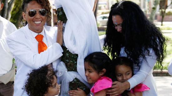 哥倫比亞一男子與樹結(jié)婚 倡導環(huán)境保護(組圖)