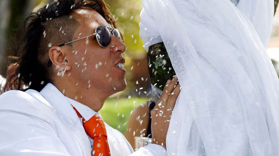 哥倫比亞一男子與樹結(jié)婚 倡導環(huán)境保護(組圖)