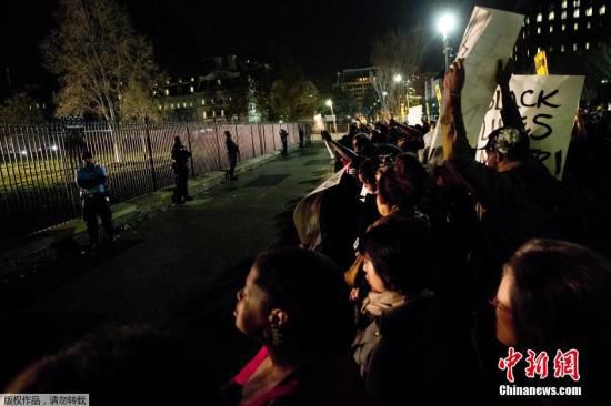 美國(guó)白宮前擠滿(mǎn)了抗議槍殺黑人青年的白人警察免遭起訴案件的美國(guó)民眾。