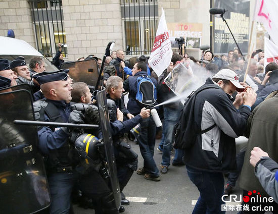 　　當(dāng)?shù)貢r(shí)間2014年11月27日，法國(guó)巴黎，法國(guó)農(nóng)民帶綿羊在埃菲爾鐵塔附近抗議，要求環(huán)保部門采取有效措施解決狼群襲擊羊群?jiǎn)栴}?！D片來(lái)源：TRICK KOVARIK/CFP