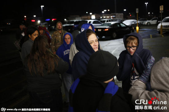 美國民眾搶購打折商品 迎“黑色星期五”血拼日(高清組圖) 美國民眾搶購打折商品 迎“黑色星期五”血拼日(高清組圖)